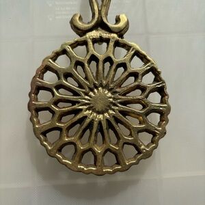 🟢 Round Brass Trivet With Scollop Edging, Vintage